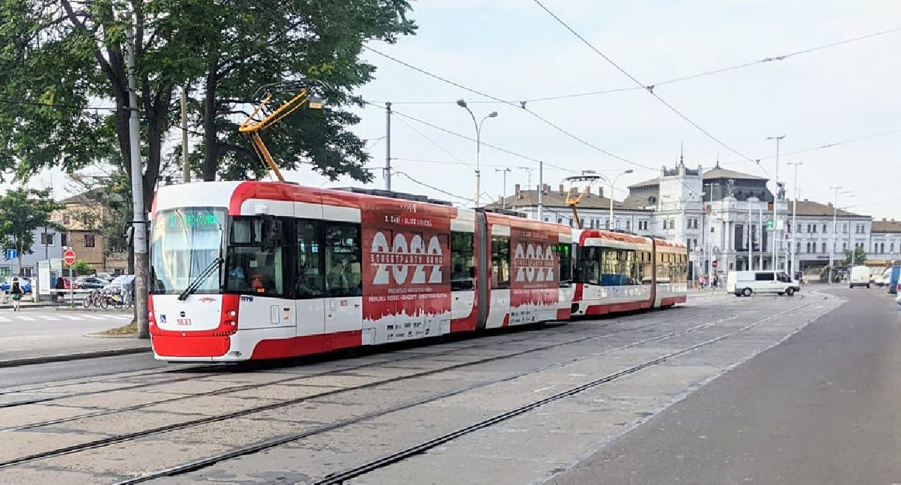 Souprava dvou tramvají EVO2 Drak v Brně u hlavního nádraží. Foto: DPMB