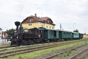 Parní lokomotiva 310 (Kafemlejnek) v Telči. Pramen: České dráhy