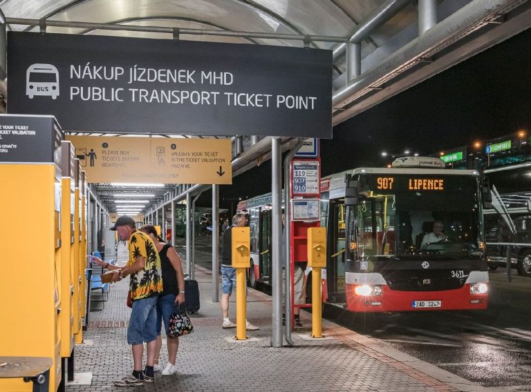 Noční linka 907 na Letišti Václava Havla. Foto: Ropid