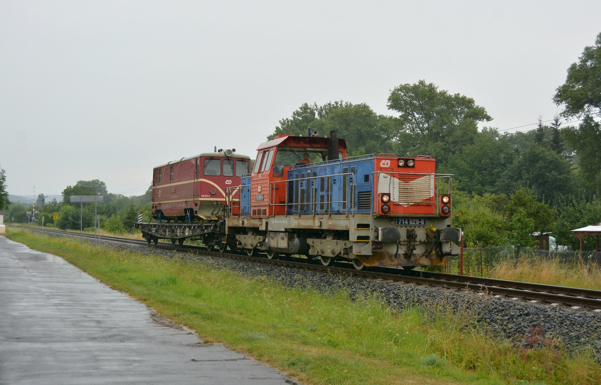 Odvoz lokomotivy 705 913-2 z Třemešné. Foto: Matyáš Ruprecht / FB stránky Úzkorozchodná trať Třemešná ve Slezsku - Osoblaha