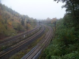 Železniční tratě v Praze u Kačerova. Úplně vlevo kolej metra.Foto: ŠJů / Wikimedia Commons