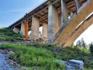 D1, práce na podepření mostu Šmejkalka. Pramen: ŘSD