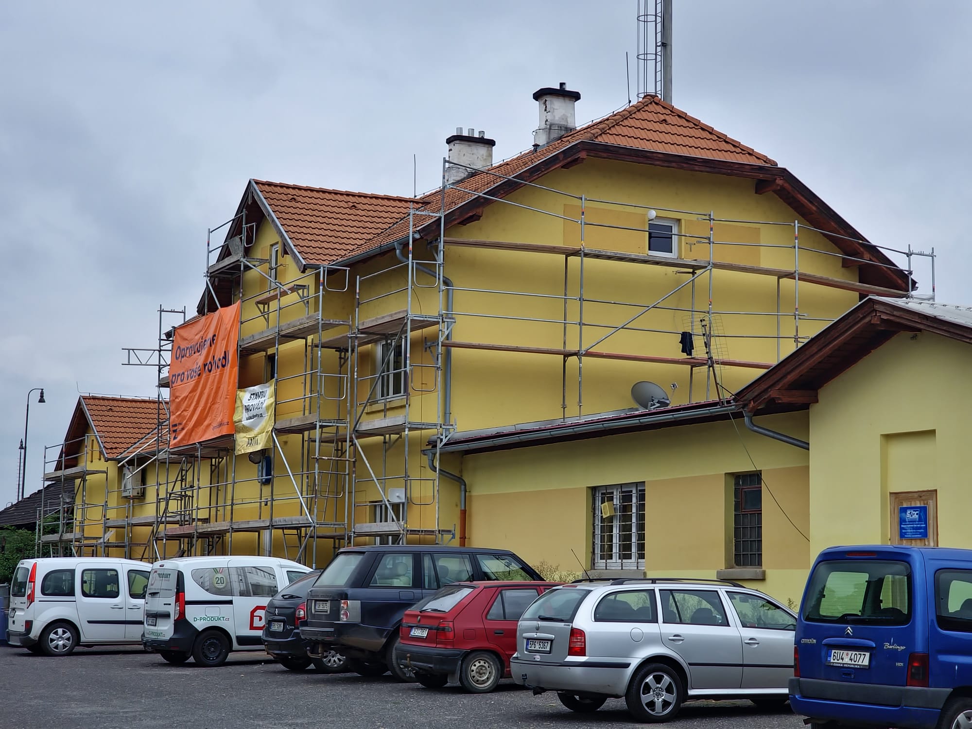 Výpravní budova Blatno u Jesenice PŘED novou rekonstrukcí. Foto: Melichar Kašpar