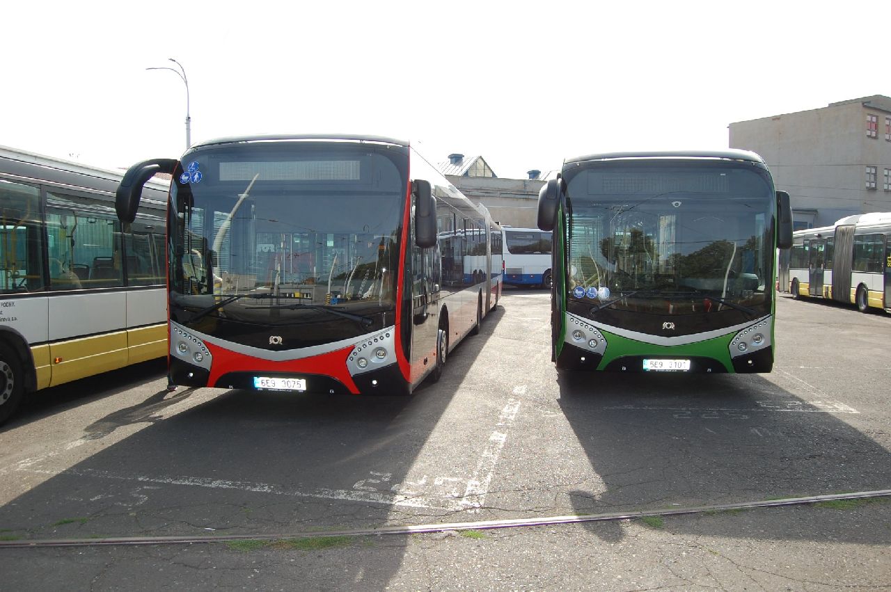 Dočasné posily pro MHD v Mostě. Kloubový autobus SOR NS18 a elektrobus NS 12 electric. Foto: DP měst Mostu a Litvínova
