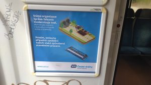 Informační leták o zpožděních ve vlaku Českých drah. Foto: Jan Včasný