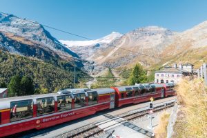 Bernina Express ve stanici Alp Grüm. Foto: RhB