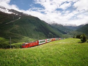 Glacier Express v průsmyku Oberalppass. Foto:Rhätische Bahn