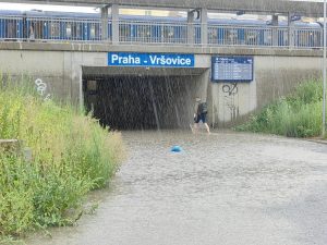 Podchod pod vršovickým nádražím v sobotu při bleskové povodni. Foto: Twitter.com / HasiciPraha