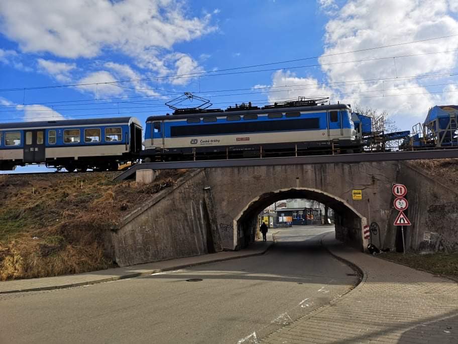 Vlak v Brně - Židenicích na mostě přes Šámalovu ulici. Foto: Petr Kunc