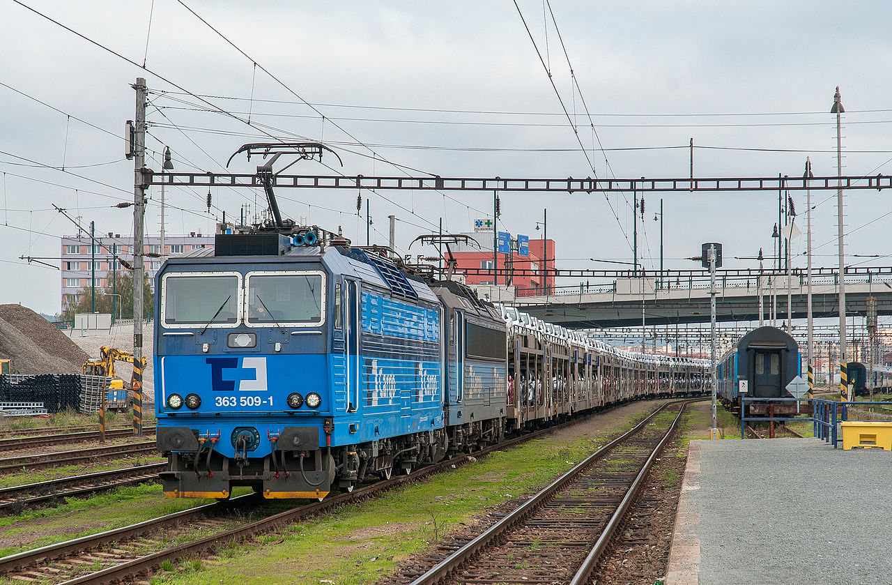 Lokomotivy řady 363.5 jsou často provozovány ve dvojicích. Autor: Matijak – https://commons.wikimedia.org/w/index.php?curid=45405844