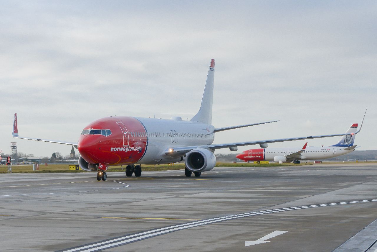 Boeing 737-800 společnosti Norwegian Air Shuttle na londýnském letišti Gatwick. Foto: NAS