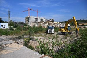 Areál vozovny Hloubětín, kde začala stavba nové remízovací haly (září 2022). Pramen: DPP - Petr Hejna