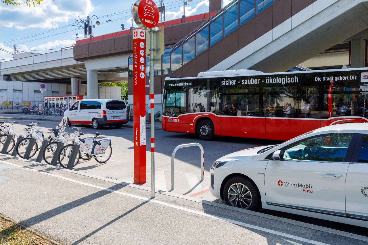 Stanoviště sdílených aut WienMobil u stanice metra Alterlaa. Pramen: Wiener Linien/Robert Peres