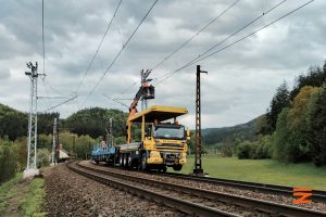 Práce na trakčním vedení u Brandýsa nad Orlicí. Foto. Správa železnic