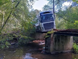 Uvízlý kamion na mostku přes Mži. Foto: Policie České republiky