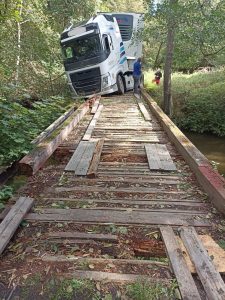 Uvízlý kamion na mostku přes Mži. Foto: Policie České republiky