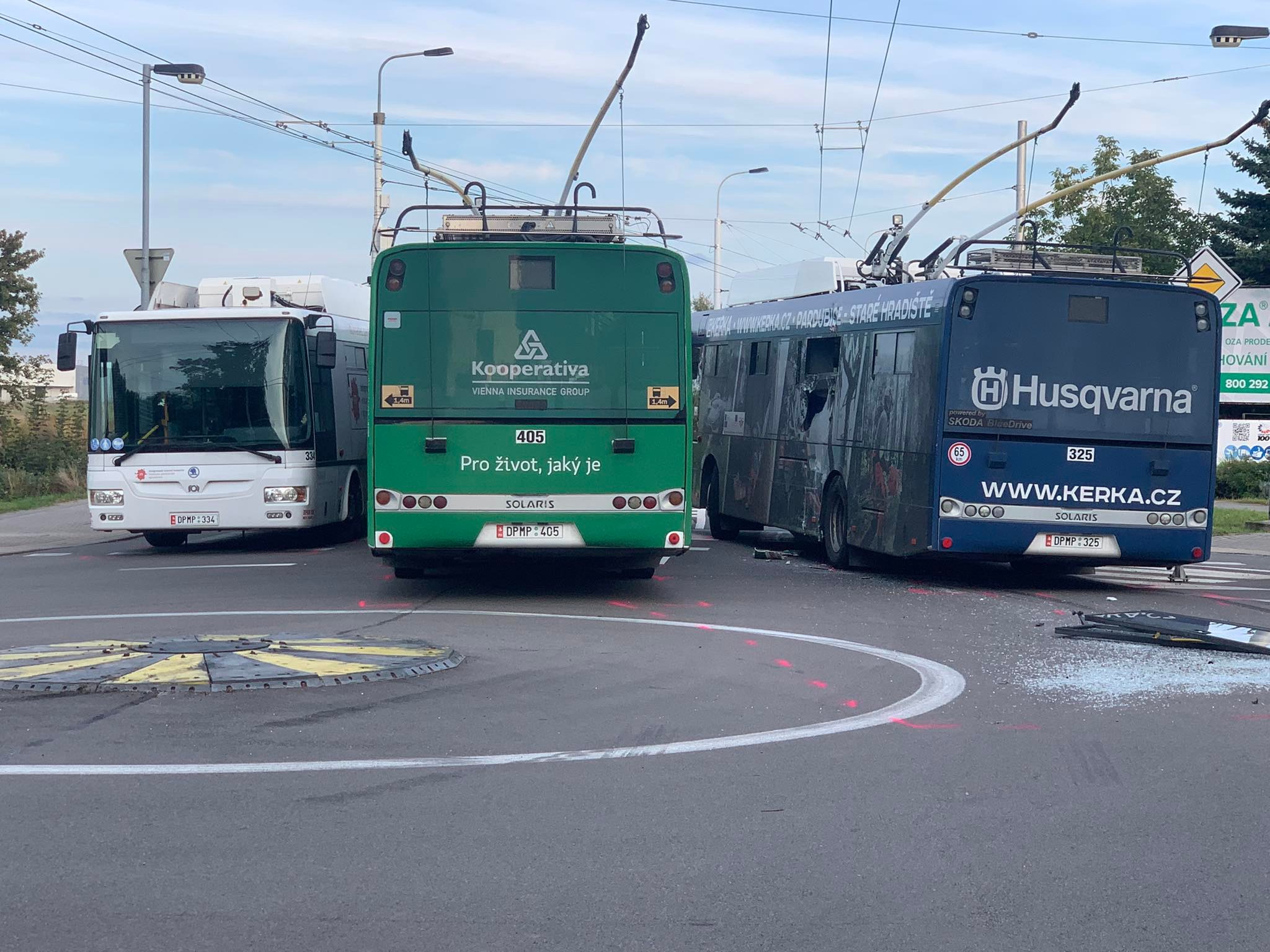 Nehoda tří trolejbusů a osobního auta v Pardubicích. Foto: Městská policie Pardubice