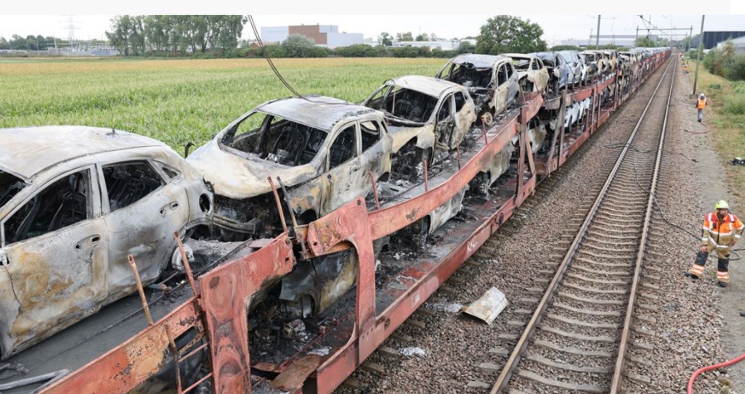 Následky požáru vlaku s hybridními auty. Foto: Prorail.nl