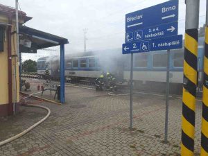 Požár osobního vlaku ČD ve Vranovicích. Foto: HZS JMK
