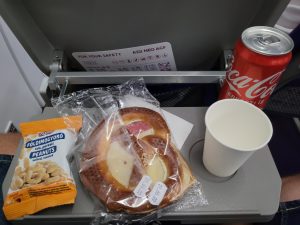Občerstvení na palubě Wizz Air. Foto: Aleš Petrovský