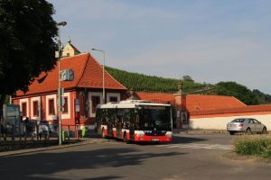 Autobus u zoo Praha. Foto: Ropid