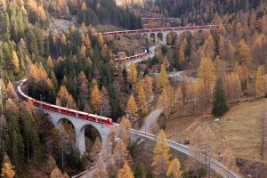 Nejdelší osobní vlak na světě sjíždí z Predy do Bergünu. Foto: swiss-image.ch/Philipp Schmidli