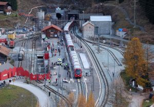 Rekordní jízda začala ve stanici Preda, která je u severního portálu Albulského tunelu. Vlak z něj postupně vyjížděl. Na snímku je vidět již i nový tunel, jehož stavba finišuje. Foto: swiss-image.ch/Philipp Schmidli