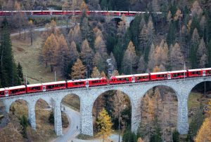 Dva z 48 viaduktů, které vlak během jízdy překonal. Foto: swiss-image.ch/Philipp Schmidli