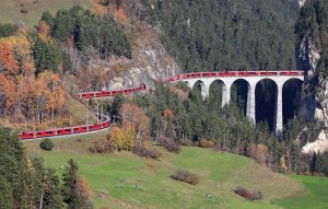 Vlak z Predy až do Alvaneu v podstatě jen klesá, nadmořská výška Landwasserviadukt je lehce přes tisíc metrů. Foto: swiss-image.ch/Philipp Schmidli