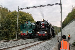 Parní lokomotivy 486.007 (Zelený Anton) a 475.196 (Pětasedma). Pramen: IDS JMK