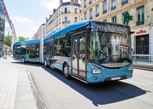 Hybridní autobus Iveco Urbanway v kloubové verzi. Pramen: Iveco Bus