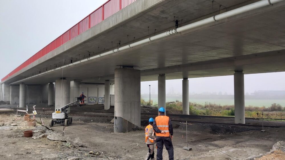 Nový dálniční most (D7) na obchvatu Loun. Pramen: ŘSD