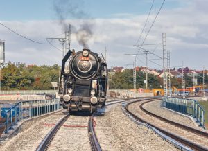 Zátěžová zkouška mostu v Plzni a parní lokomotiva 475.111 (Pětasedma, Šlechtična). Pramen: Správa železnic