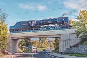 Zátěžová zkouška mostu v Plzni a parní lokomotiva 475.111 (Pětasedma, Šlechtična). Pramen: Správa železnic