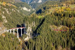 Jedním z hlavních cílů vlaku byl viadukt Landwasser, obrazově jedna z nejznámějších staveb Rhétské dráhy. Foto: swiss-image.ch/Philipp Schmidli
