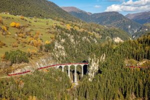 Viadukt Landwasser je na trati z Filisuru do Thusis, patří mezi nejfotografovanější železniční stavby ve Švýcarsku. Zcela právem. Foto: swiss-image.ch/Philipp Schmidli