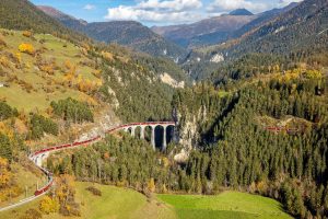 Landwasserviadukt byl i největším mostem celé rekordní jízdy. Je dlouhý 142 metrů a měří 65 metrů. Foto: swiss-image.ch/Philipp Schmidli