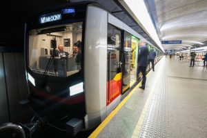 Nové vlaky metra od Škody pro Varšavu, zahájení provozu s cestujícími (28. říjen 2022). Pramen: Metro Warszawskie/Škoda Group