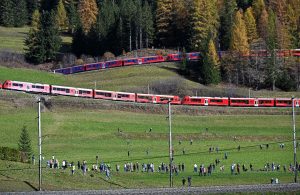 Za běžného provozu tu lidé vidí jeden vlak na více místech, nikdy však současně.   Dnešek byl výjimkou. Foto: swiss-image.ch/Mayk Wendt 