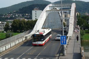 Trolejbus na mostě Dr. Edvarda Beneše v Ústí nad Labem. Foto: DPMÚL