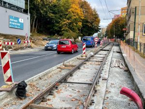 Proměna tramvajové trato v ulici Budovatelů v Jablonci na pevnou jízdní dráhu. Foto: Jan Sůra / Zdopravy.cz.