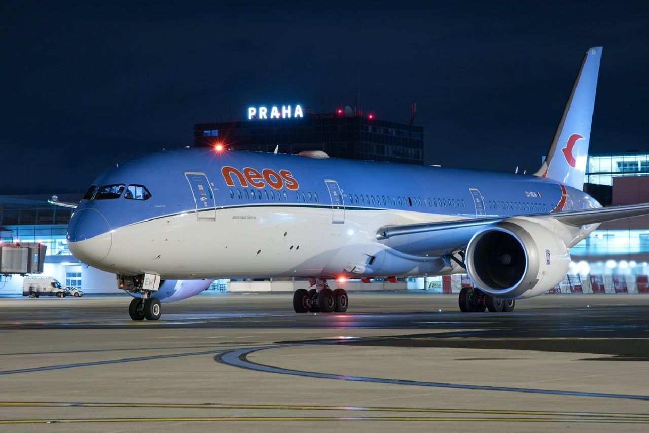 Boeing 787-9 společnosti Neos registrace EI-NEW v Praze před odletem na Madagaskar. Foto: Letiště Praha