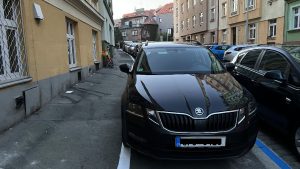 Parkování v Horní ulici v Praze - Nuslích na chodníku. Foto: Jiří Benedikt