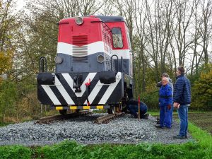 Instalace lokomotivy 702.521-6 na násep u příjezdu do Nymburka. Foto: Město Nymburk