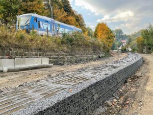 Tramvaj v Proseči nově vystoupá až na úroveň železniční trati. Foto: Jan Sůra / Zdopravy.cz