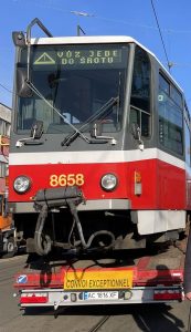 Odvoz pražských tramvají do Charkova (říjen 2022). Pramen: twitter Adama Scheinherra