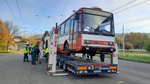 Nakládka trolejbusů pro Charkov v Brně. Foto: DPMB