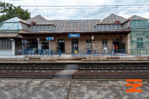 Výpravní budova stanice Velim prošla loni rekonstrukcí. Foto: Správa železnic