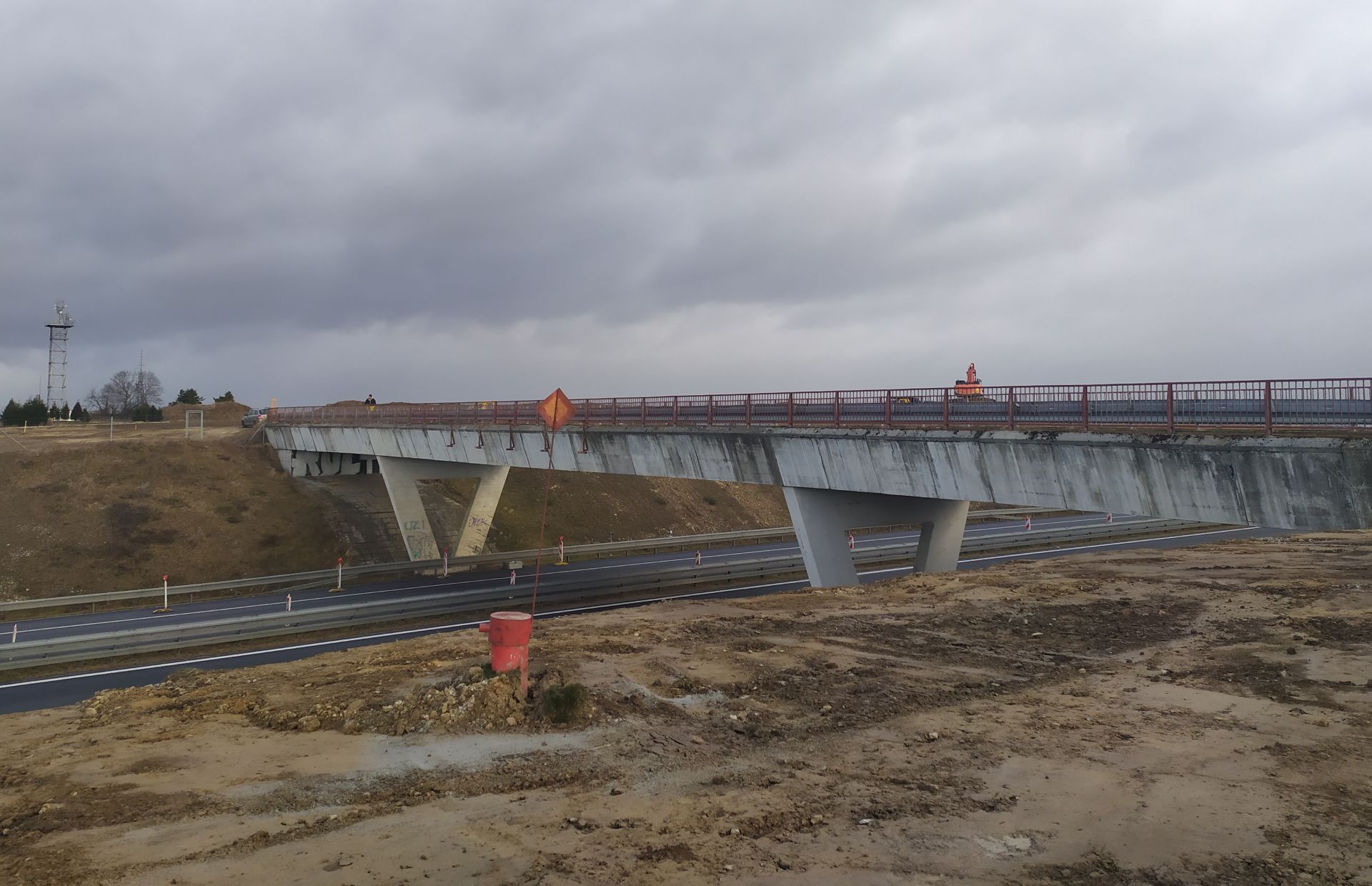 Starý most přes dálnici D3 u Chotýčan půjde k zemi (listopad 2022). Pramen: ŘSD