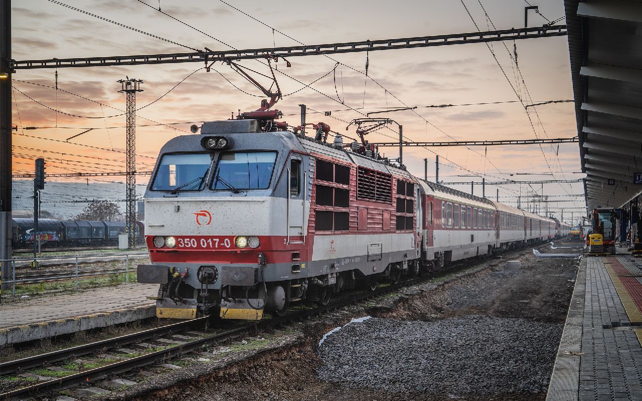 Lokomotiva 350 v čele vlaku IC. Foto: ZSSK